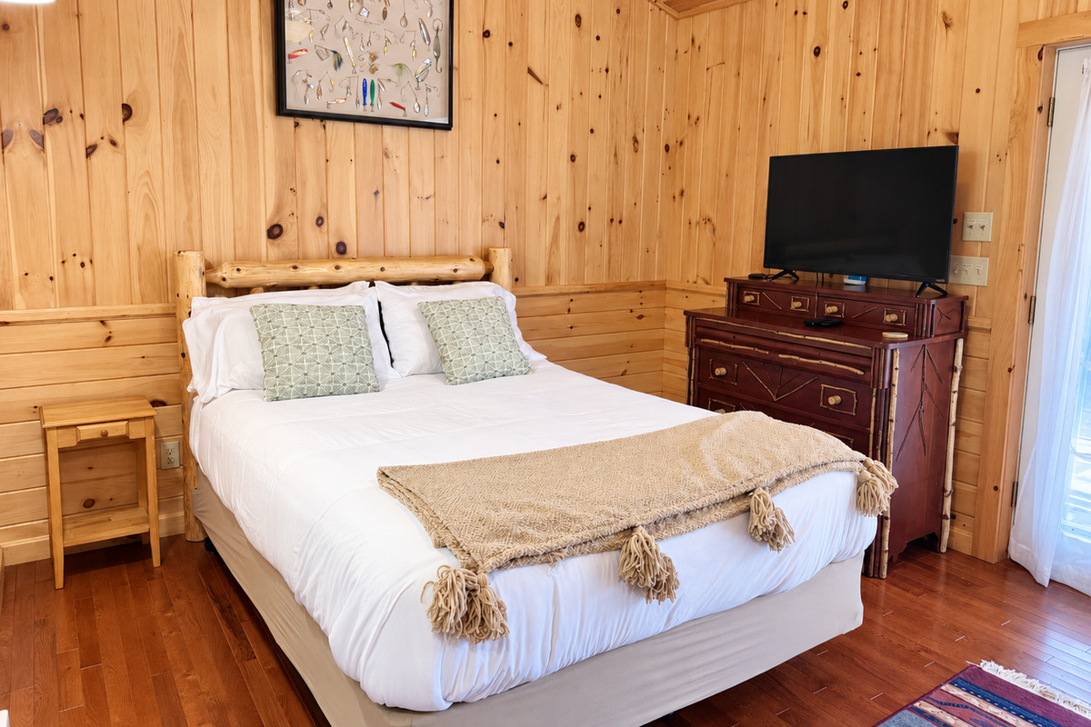 Queen bedroom with Smart TV