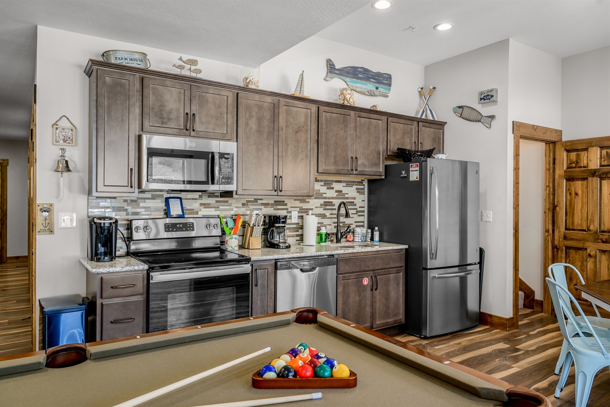 Lower level: Kitchenette area with full sized appliances