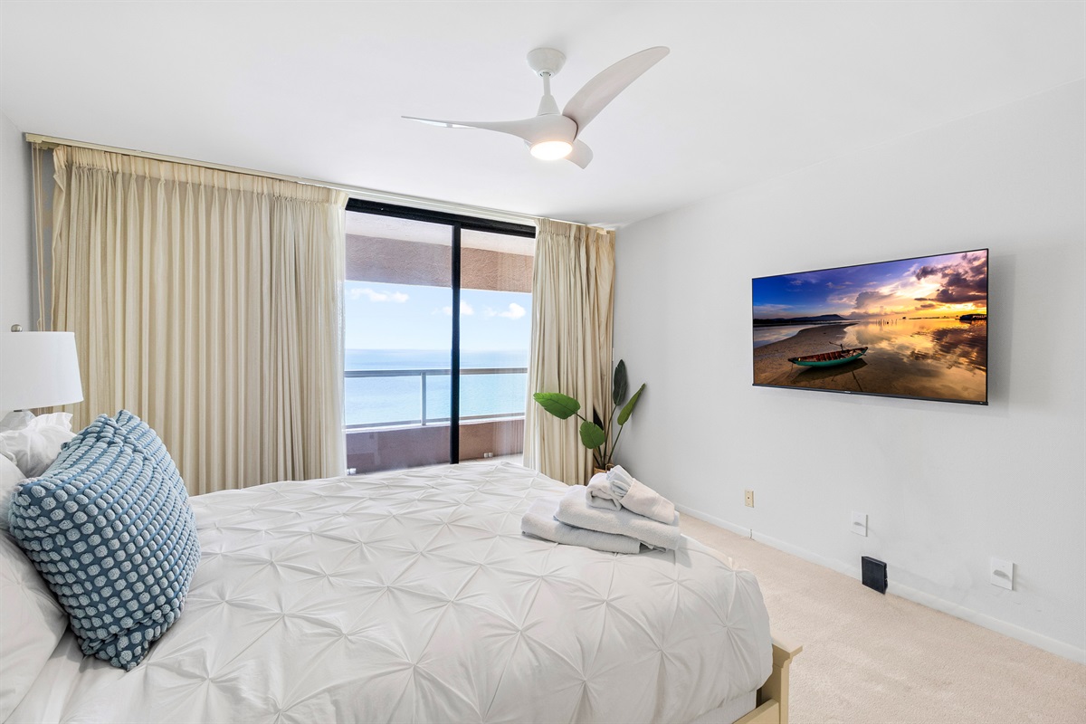 Primary bedroom, Queen size bed, ensuite bath, access to beachfront balcony