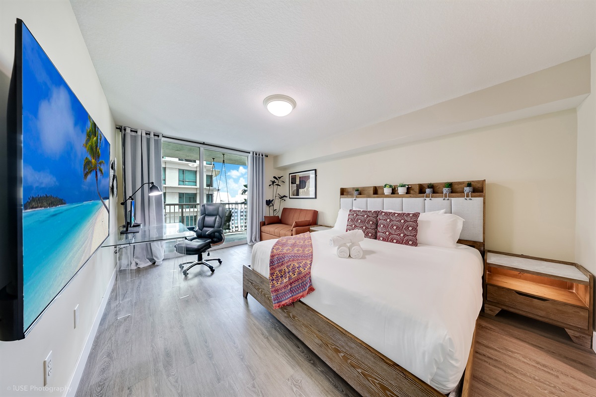 King Master Bedroom with Sofa Bed & Workspace