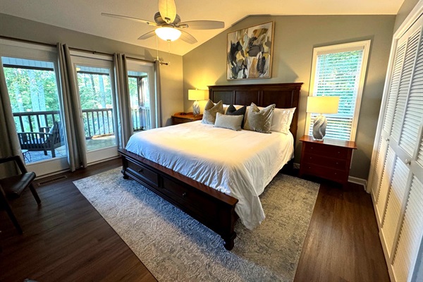 King with access to screen porch