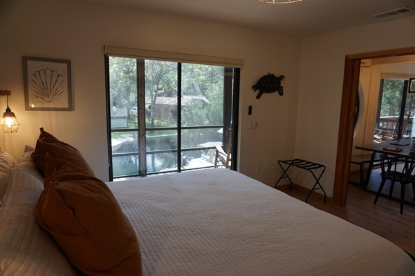 Balcony and views of the canal.
