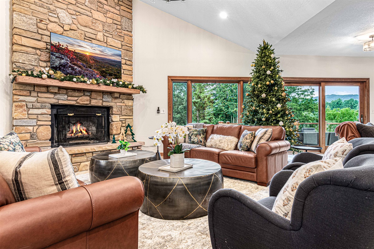 Curl up by the stone fireplace (propane) in the spacious living room—whether it’s holiday mornings by the tree or cozy evenings with mountain views just beyond the windows.🔥🎄