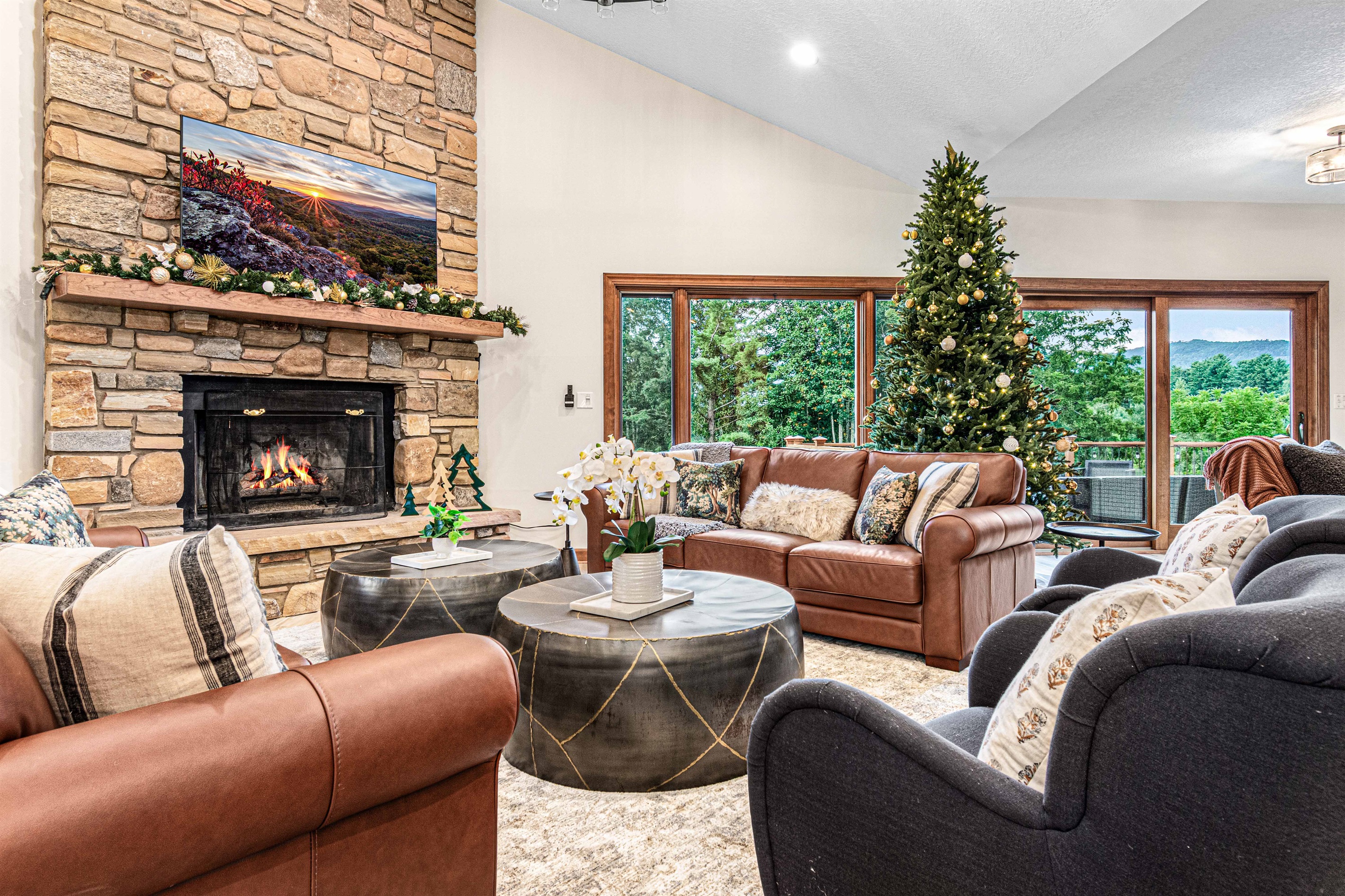 Curl up by the stone fireplace (propane) in the spacious living room—whether it’s holiday mornings by the tree or cozy evenings with mountain views just beyond the windows.🔥🎄