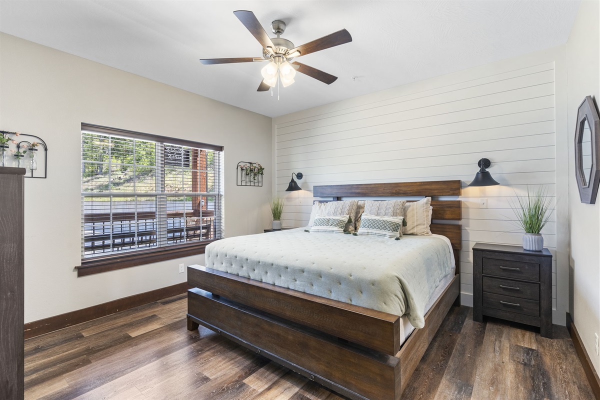 King Bedroom Main floor with en-suite bathroom