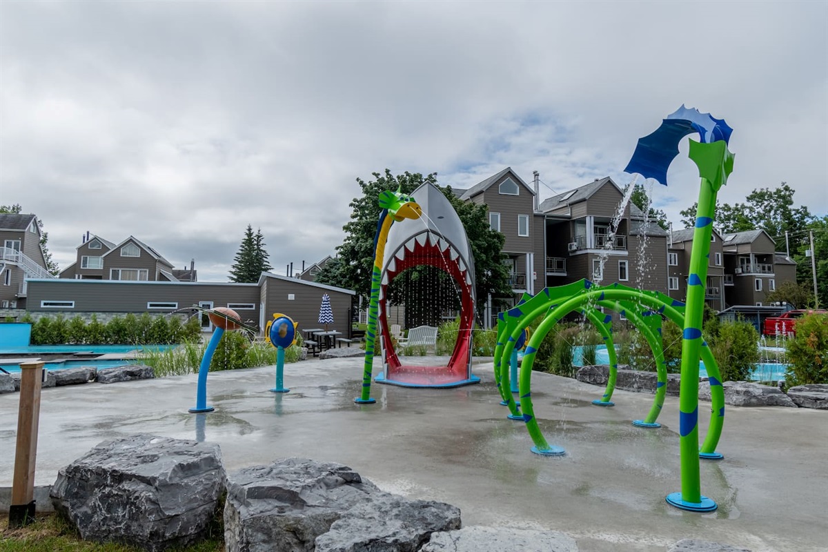 Gratuit sur le site même, en  période estivale :
Parc aquatique avec glissades, plusieurs piscines, jeux d'eaux, etc.