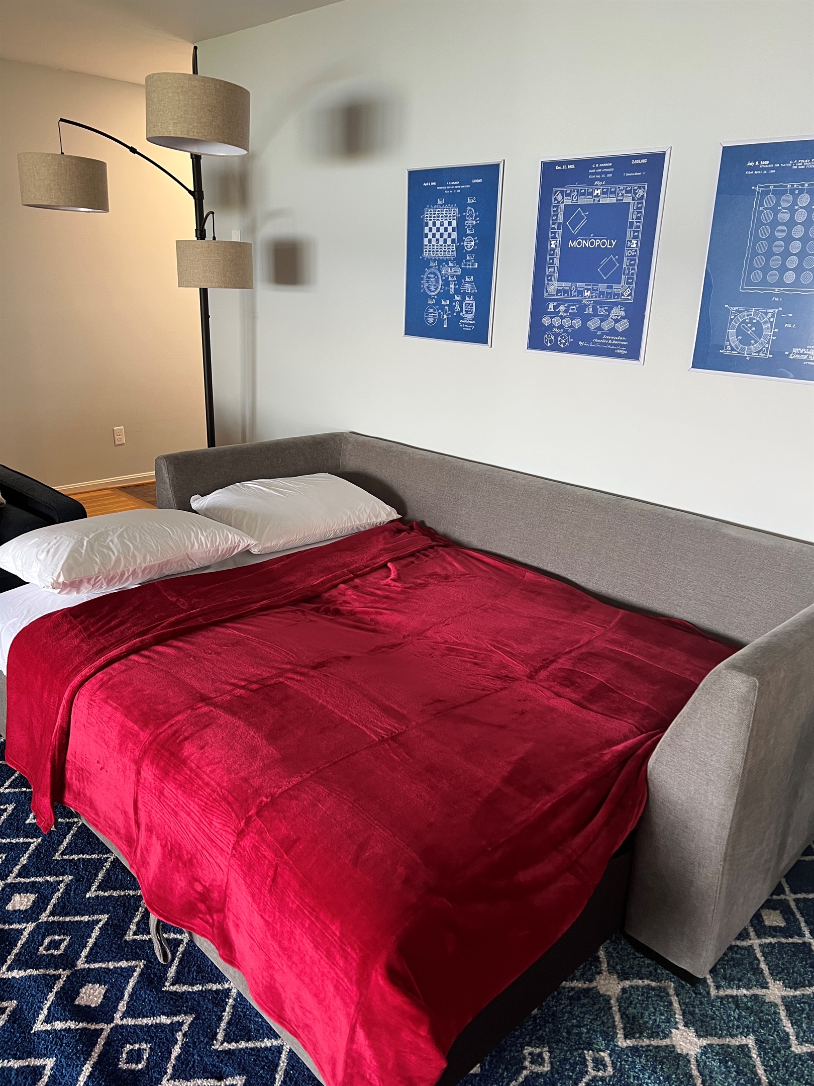 Need to squeeze in a few more? The queen sofa bed can handle it.