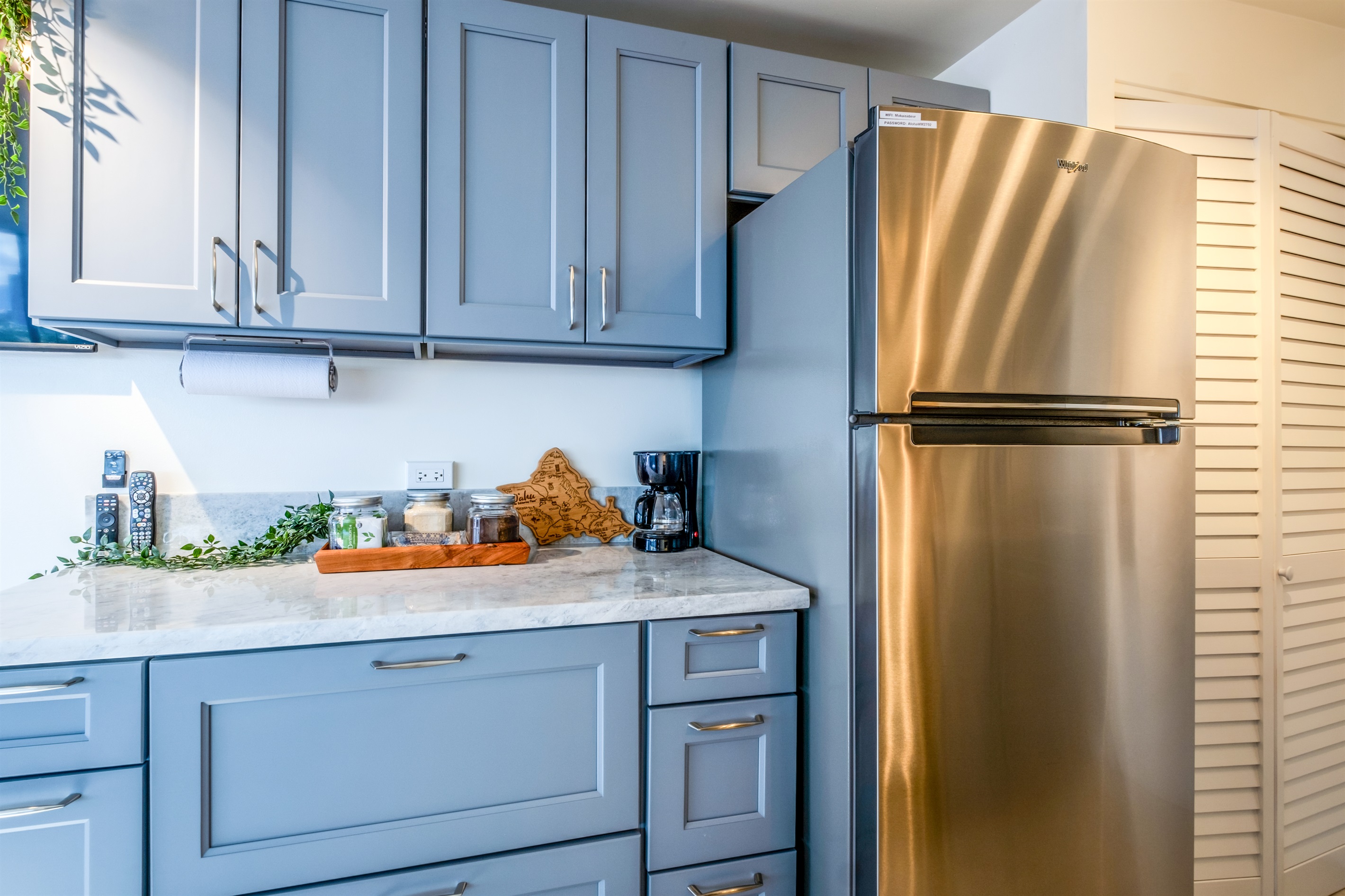 Bright, fresh, and functional — this modern Waikīkī kitchen is equipped with stainless-steel appliances and sleek cabinetry, making it easy to enjoy the comforts of home while surrounded by the beauty of the islands.