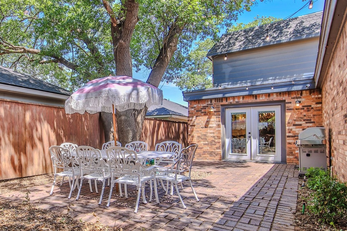 Fit for an open-air feast. With seating for eight and a gas grill at the ready, this courtyard sets the stage for leisurely laughter and perfectly charred delights.