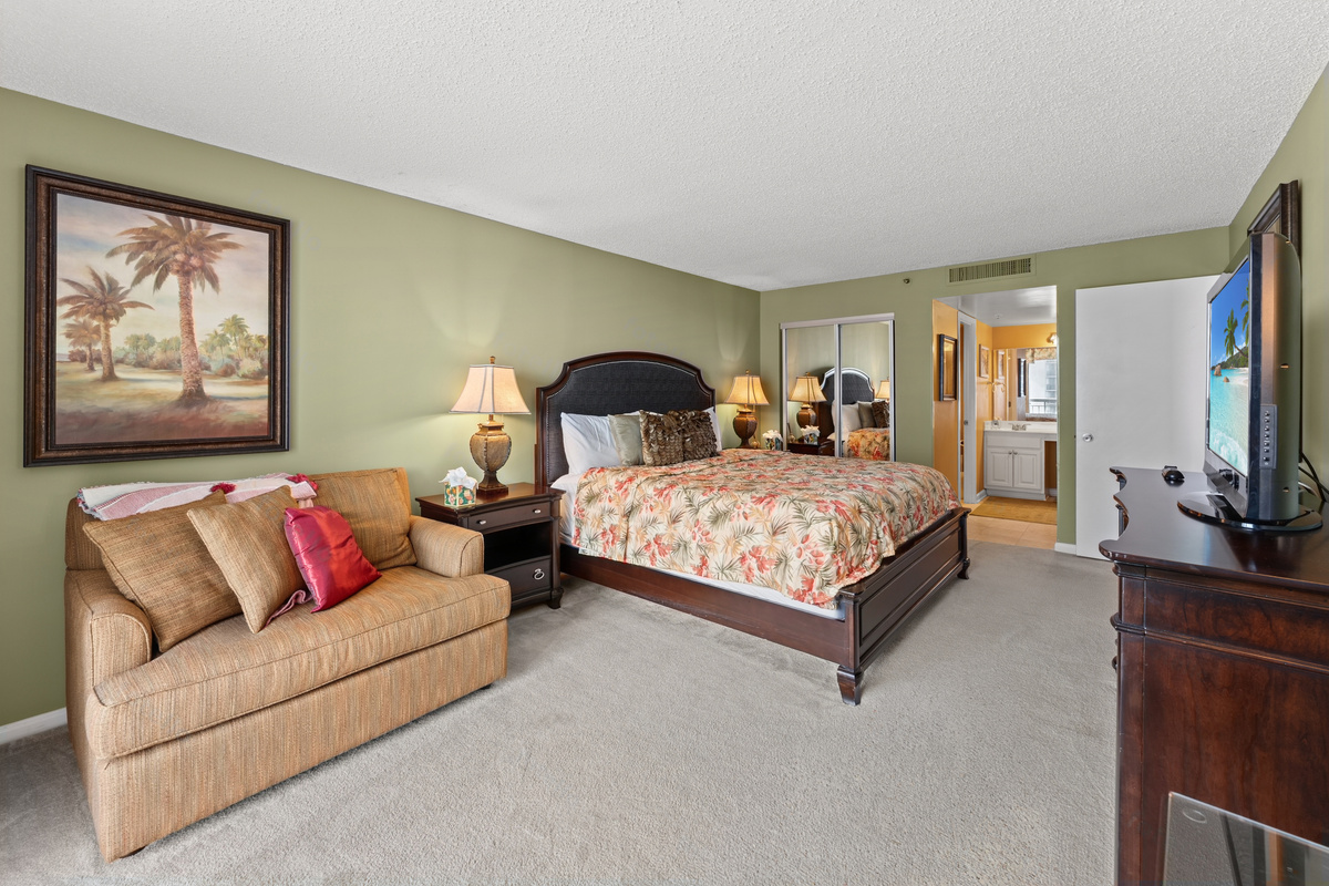 King bed in this spacious main bedroom with ensuite and balcony access