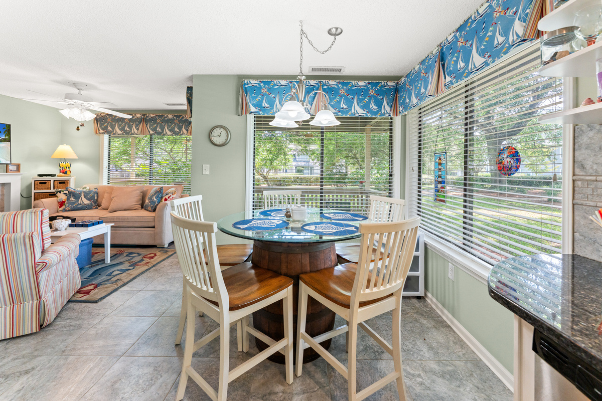 Dining Area seating for 4