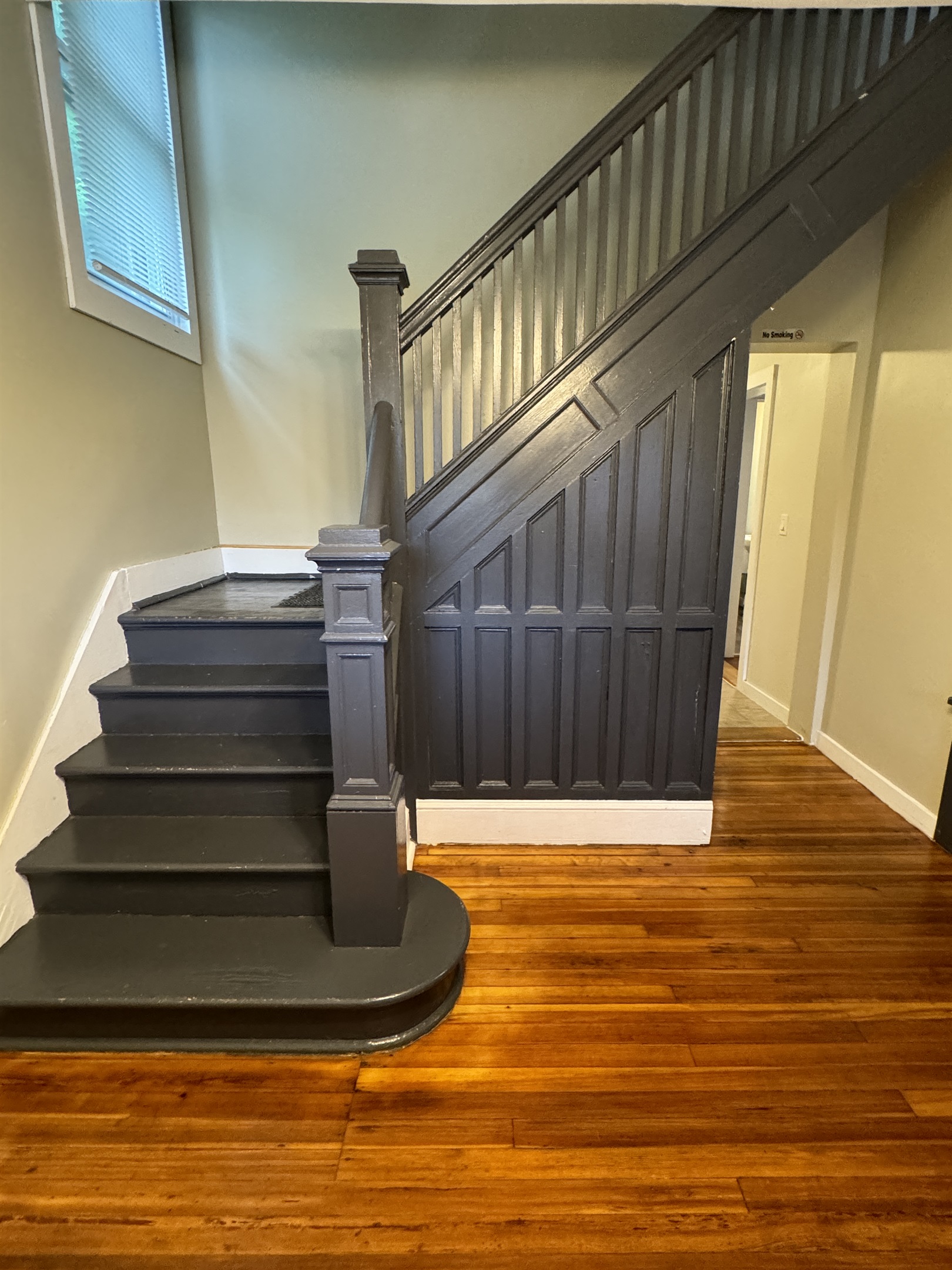 Stairs to 2nd floor in entryway