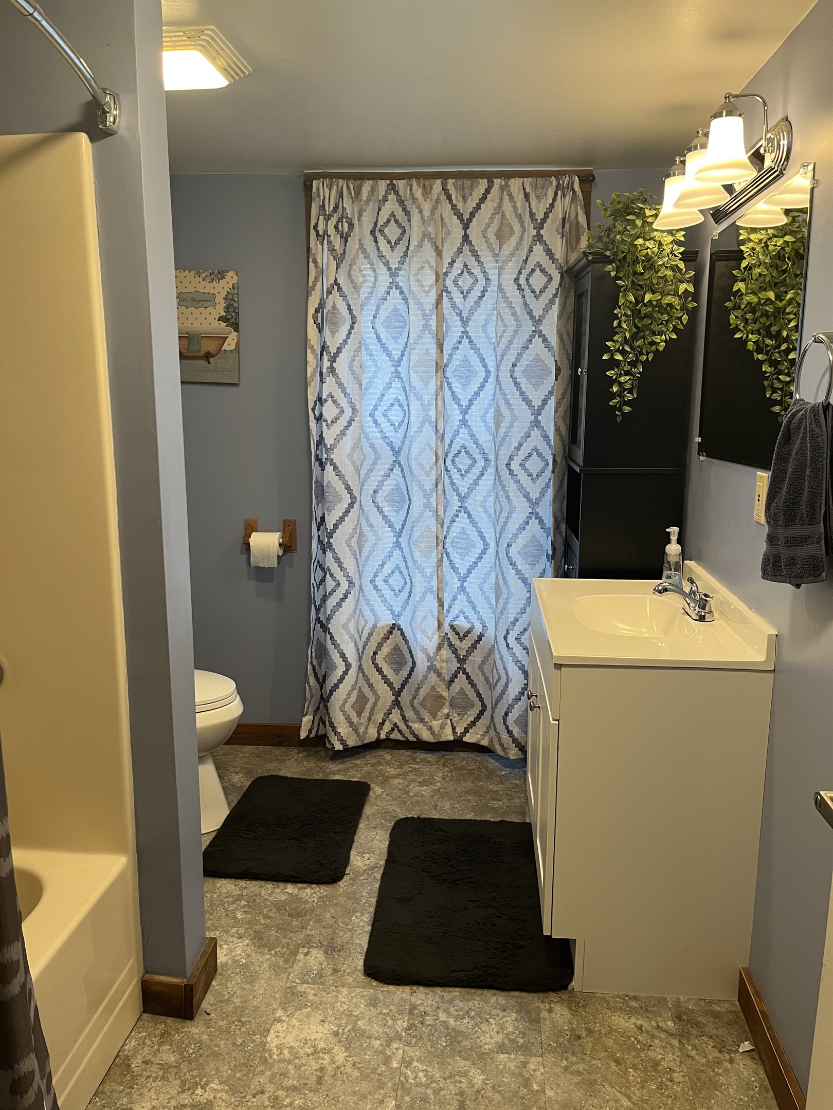 1st floor bath with tub/shower