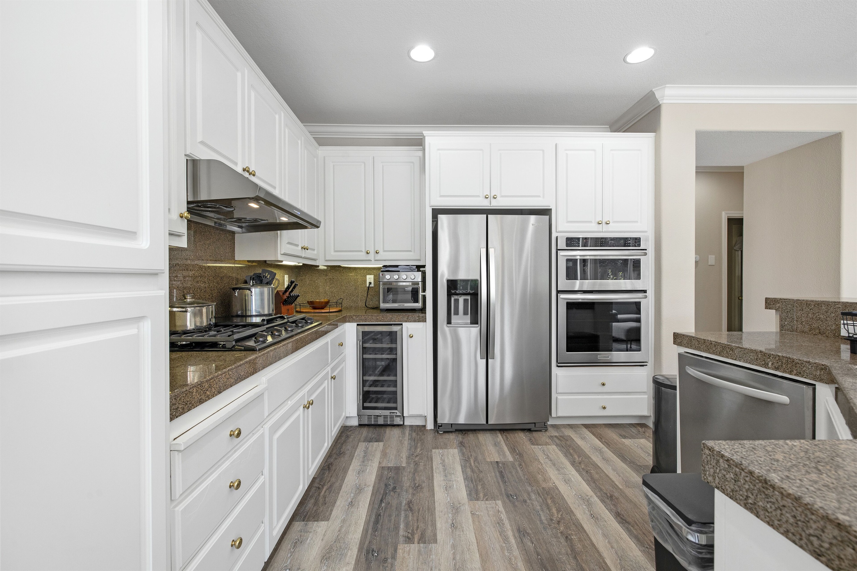 Prepare your delicious meal in our fully equipped kitchen that has the basic things you need, from pots and pans to coffee and tea. 