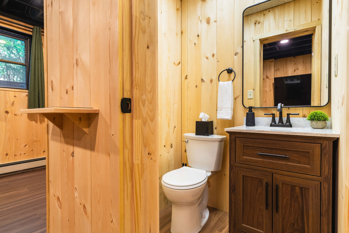 🧼 Lower-level half bath off the game lounge — five bathrooms total, so nobody waits.