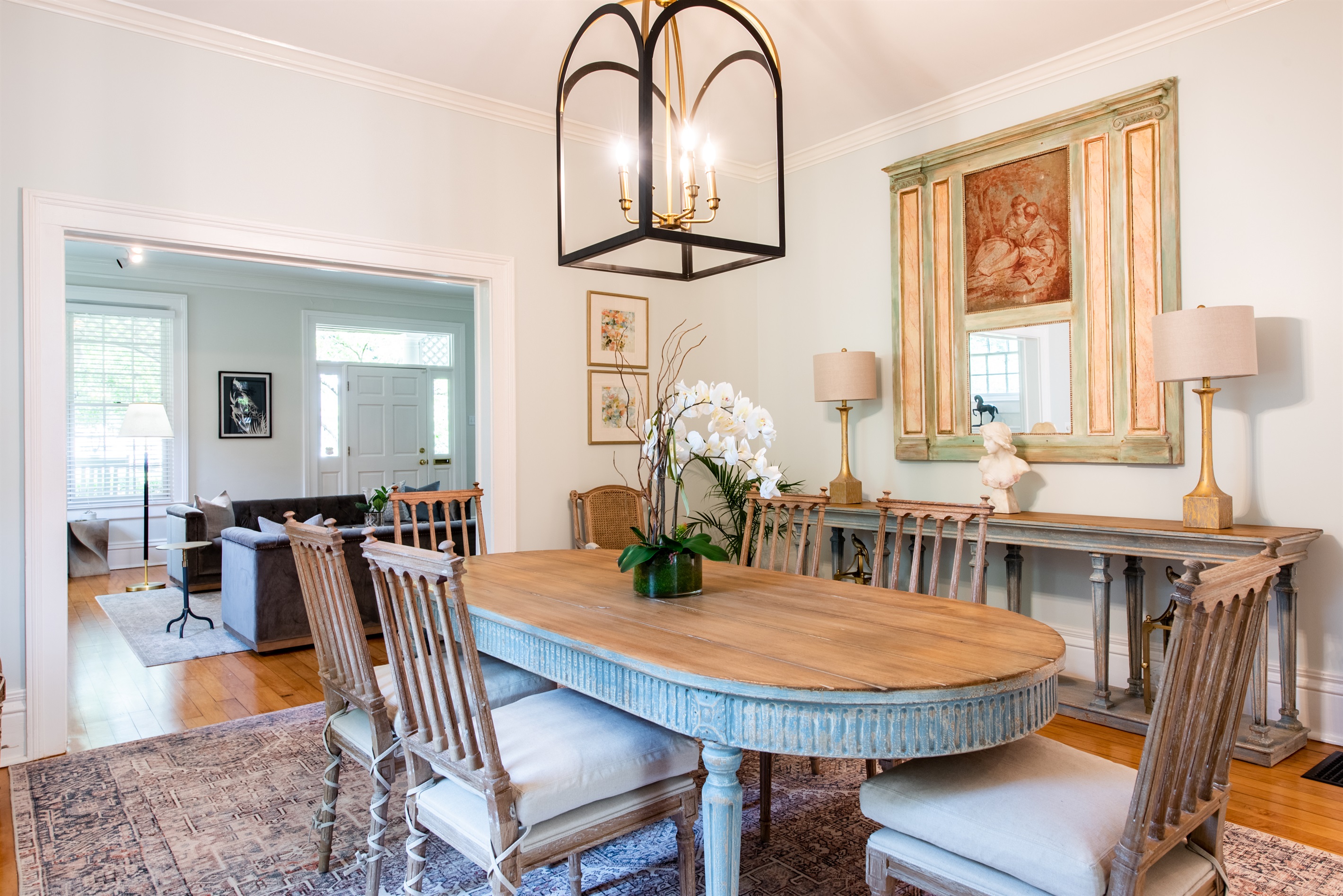 Elegant dining room, perfect for meals and gatherings with family and friends.