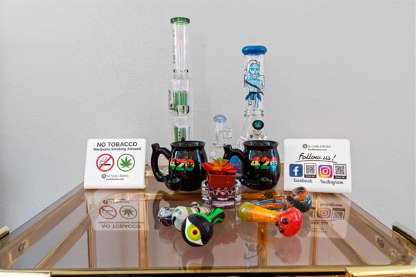 Toke in Style: Elevate Your Sessions with Trendy and Practical Accessories! 🌬️👌