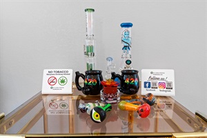Toke in Style: Elevate Your Sessions with Trendy and Practical Accessories! 🌬️👌