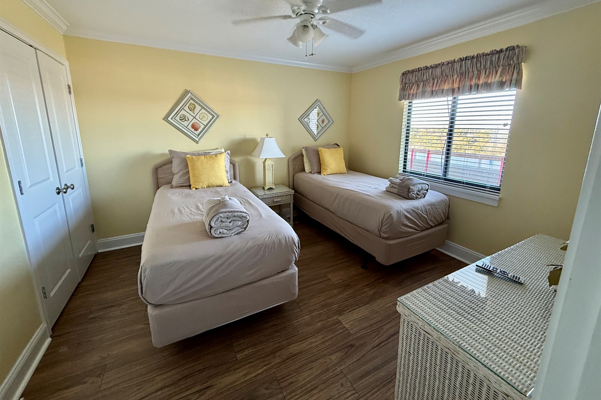 Guest Bedroom w/Two Twin Beds