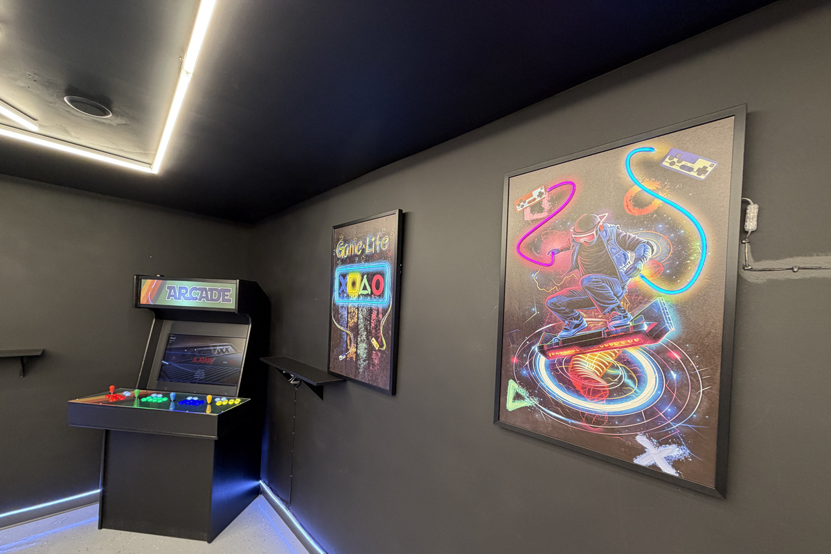 Garage Game Room. Arcade, Pool Table, Couch, Recliner 60" TV