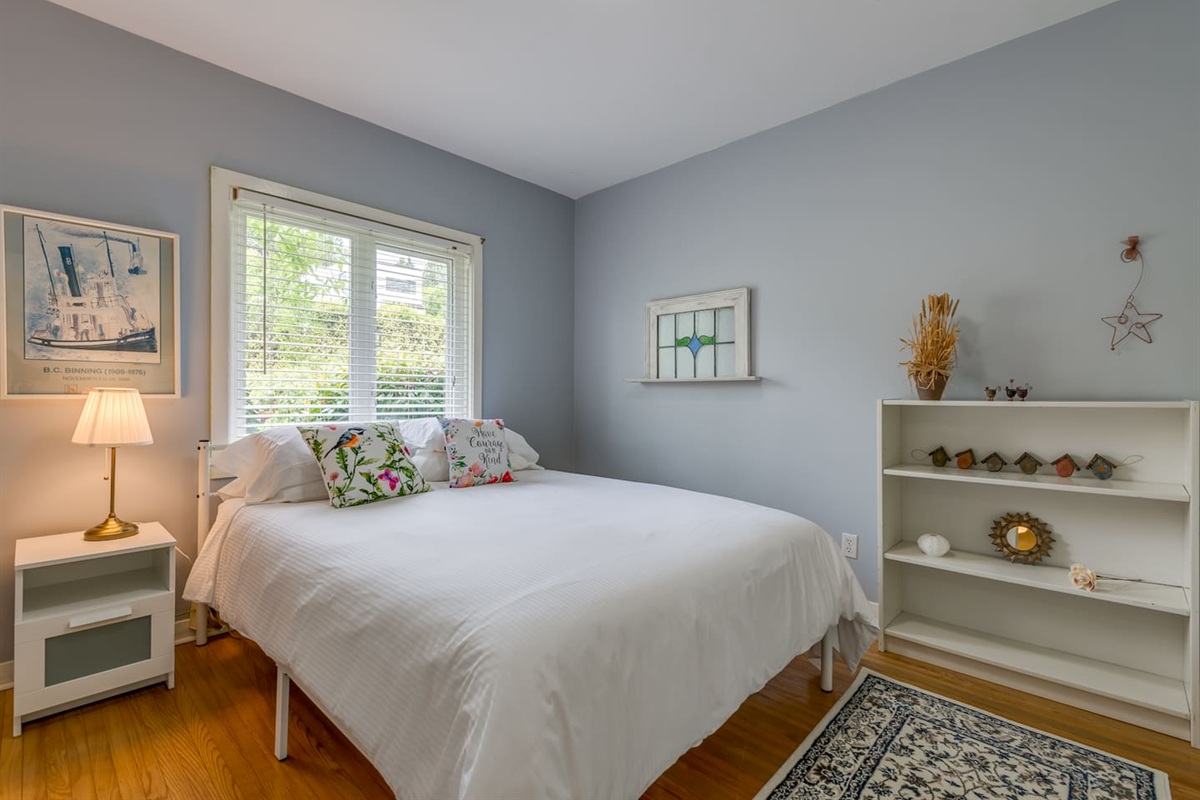 Upstairs bedroom (queen bed).   Lavendar Room.   This is the second of three bedrooms.