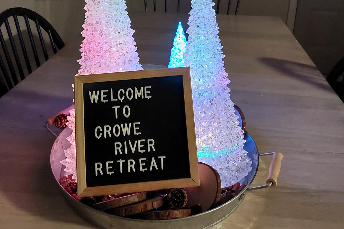 A warm holiday welcome to Crowe River Retreat 🎄 We decorate seasonally to make winter stays feel a little more special. Christmas décor is set up by November 28, 2026 and remains through January 5, 2026.