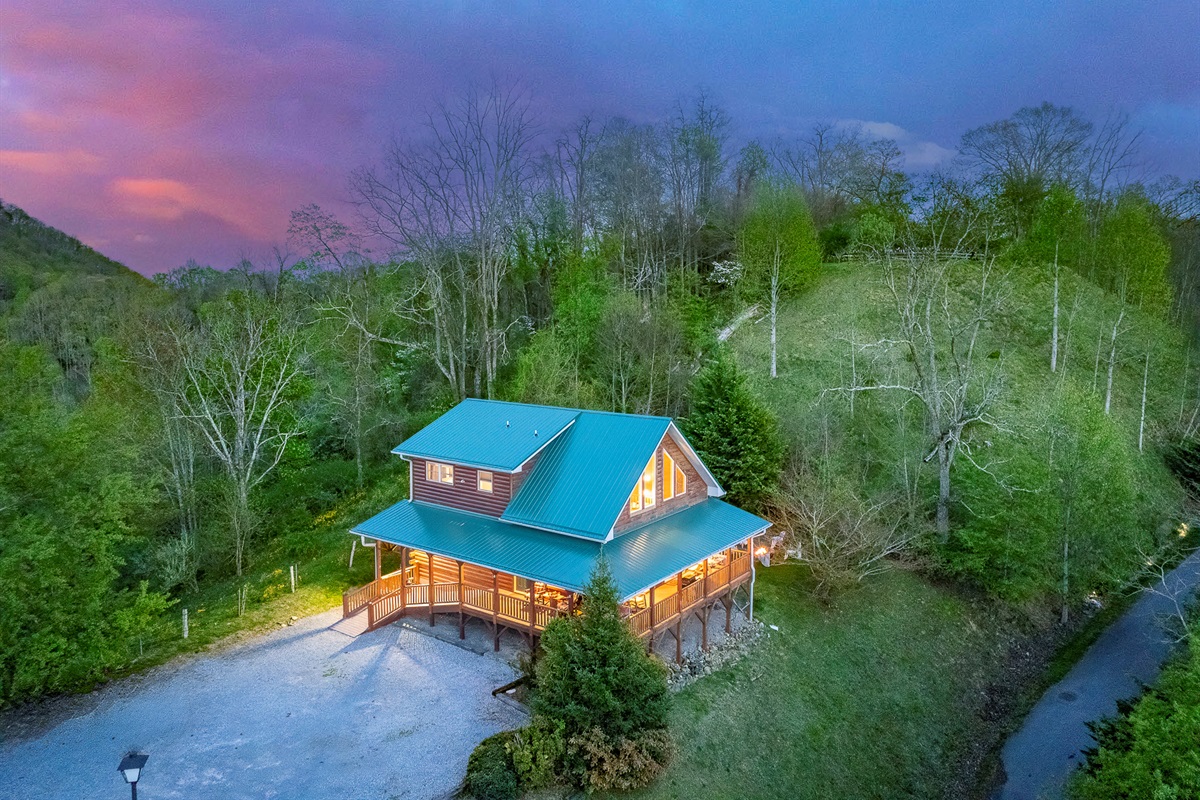 Charming Cabin Retreat: Embrace nature in this beautiful log cabin surrounded by stunning views!

