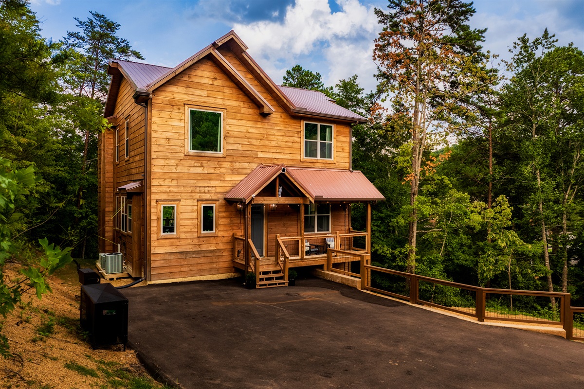 Luxury cabin with private parking and loaded with amenities