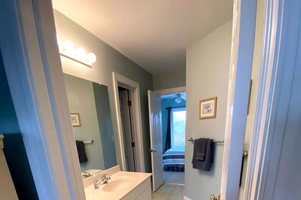 Jack n’ Jill Bathroom. Connects King Bedroom and Queen Bedroom.