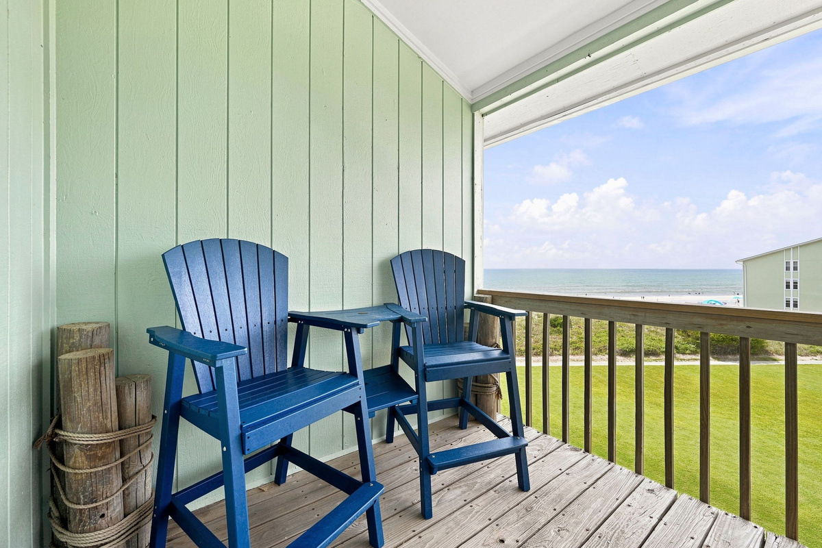 High-rise chairs, salty breezes, and beautiful coastal views—everything you need to sit back and soak it all in. 