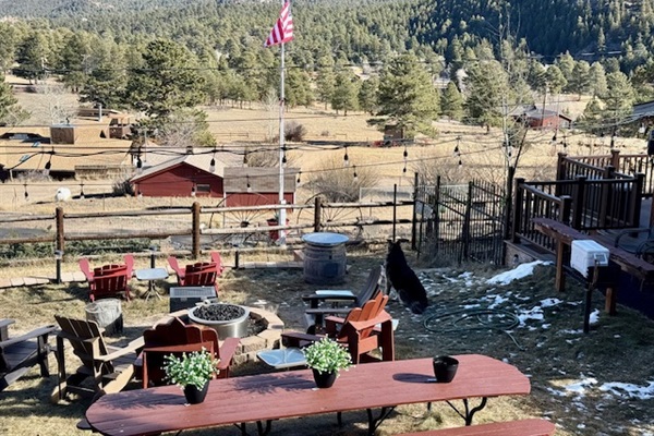 Evenings by the fire with mountain views - Freddie’s favorite spot to watch the wildlife wander through the valley!