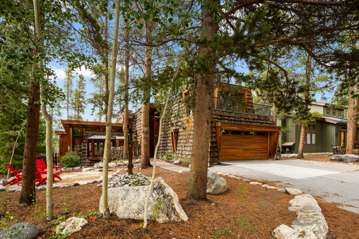 Arrow Darrow sits tucked among soaring lodgepole pines. A large driveway for up to four vehicles total. 