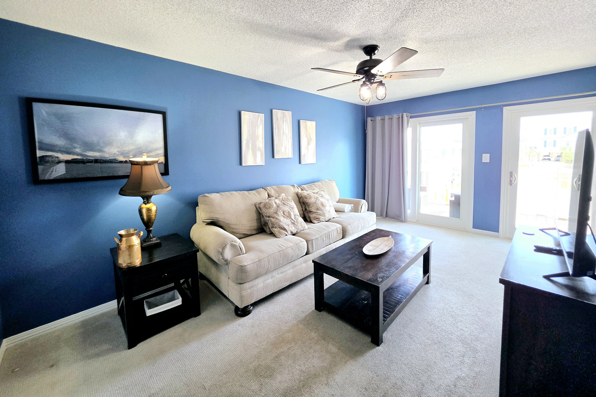 Hideaway side – Living room with sofa and sliding door to the balcony