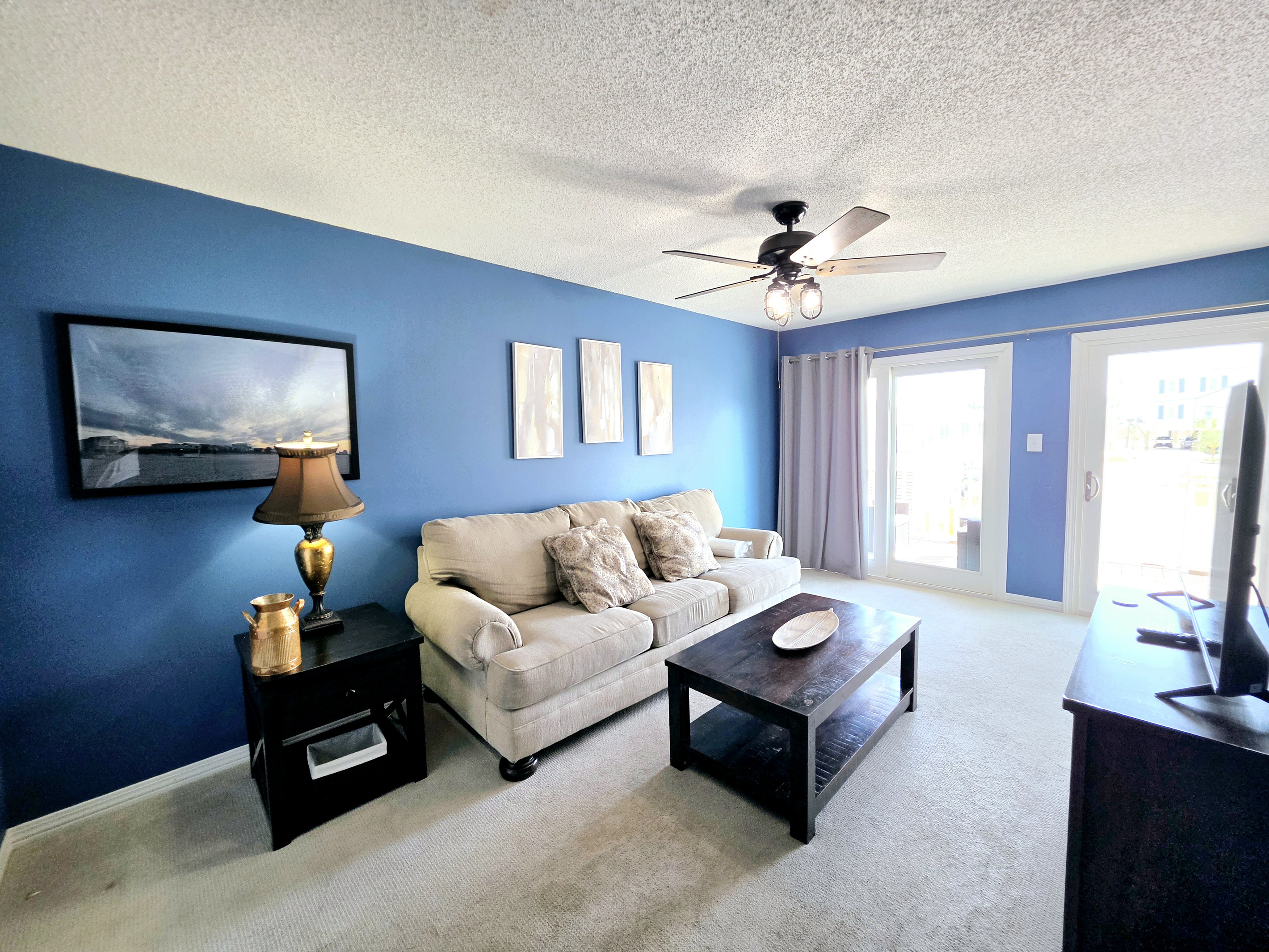 Hideaway side – Living room with sofa and sliding door to the balcony