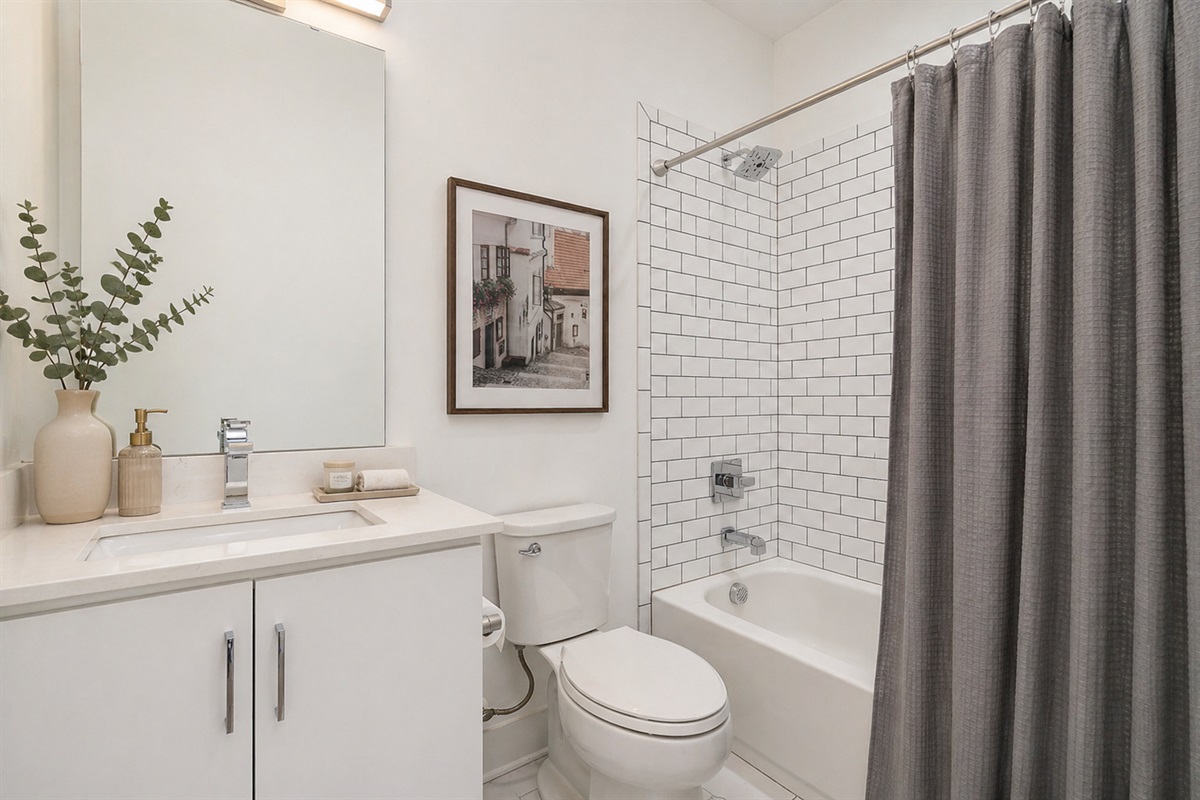 The ensuite to the 2nd King Bedroom (3rd floor) has a shower/tub combination.