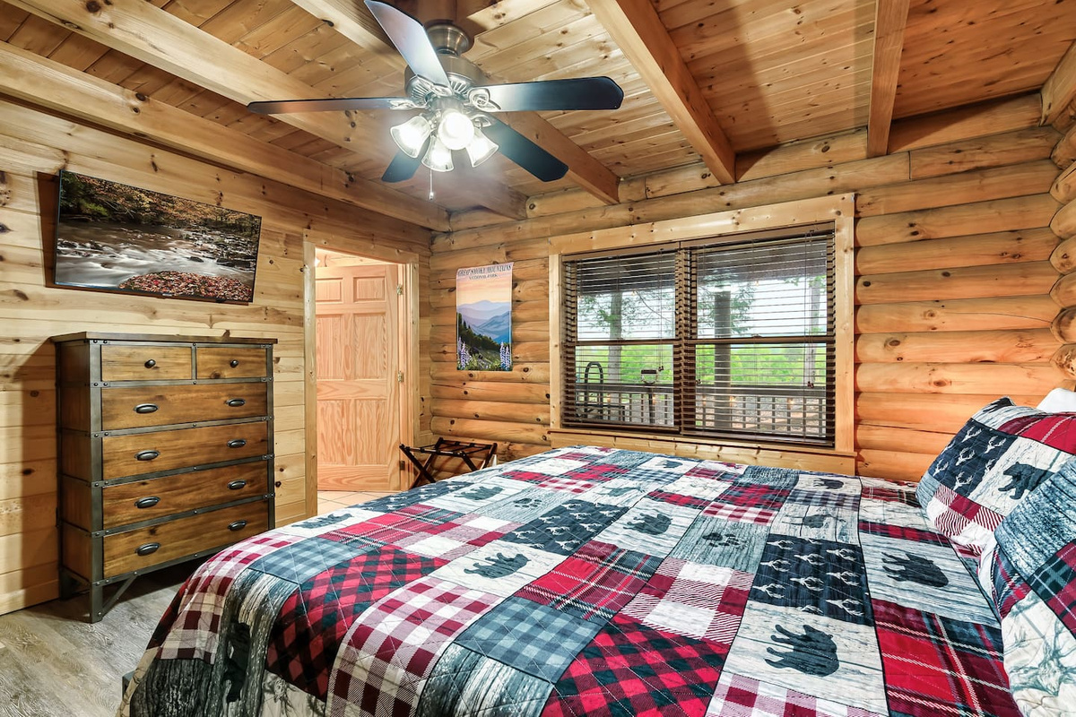 Master bedroom - king bed - main level