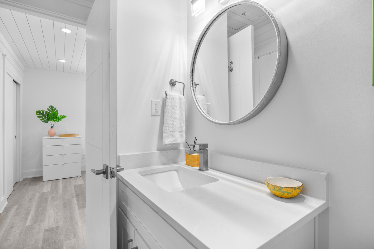 Bedroom 2 (2nd Floor): Queen Bed, Smart TV, ensuite Remodeled bathroom with Walk in Shower (Sleeps 2)
