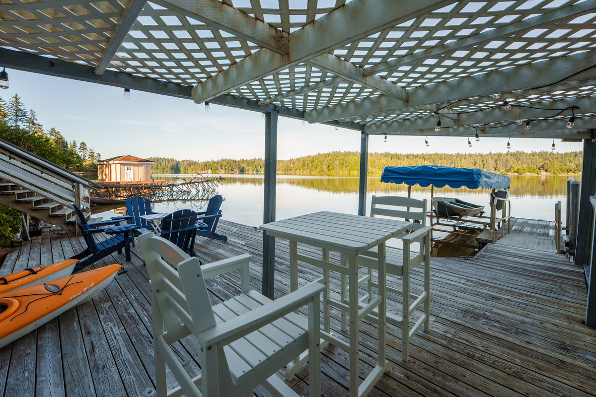 Four complimentary kayaks are ready at your private dock—just step outside, launch into Woahink Lake, and begin exploring the peaceful shoreline together.