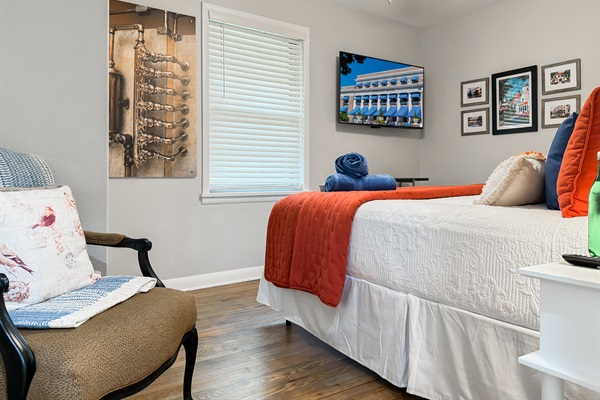 Sleep under the Bathhouse Row mural in the Bathhouse King — Hot Springs Breakaway