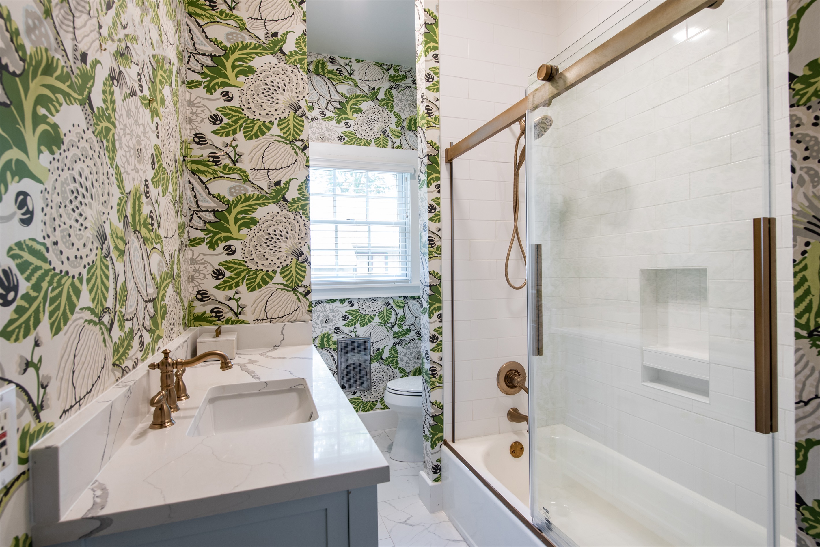 Stylish full bathroom with wallpaper