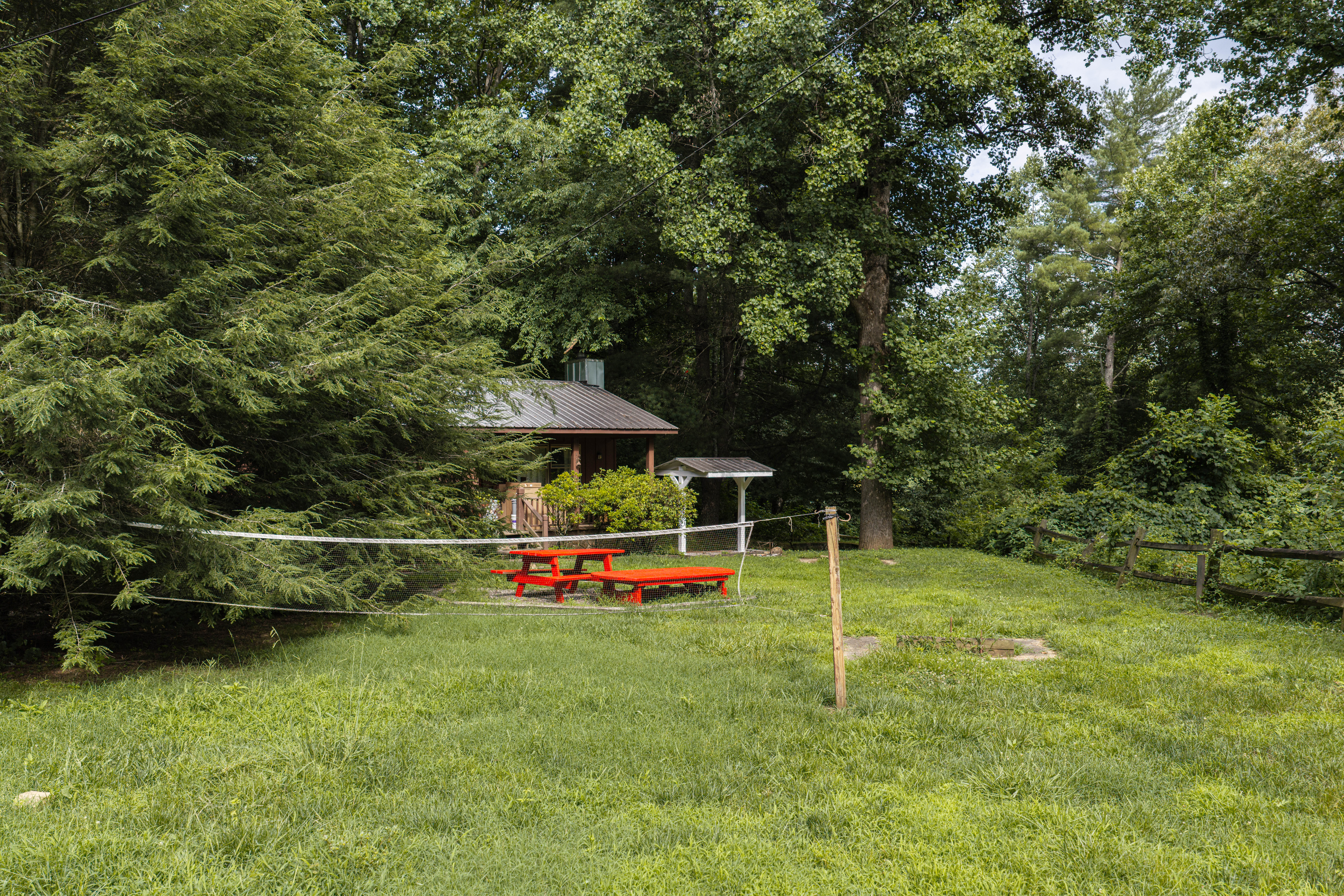 Outdoor Retreat: Enjoy meals at the vibrant picnic table under the lush canopy of trees!