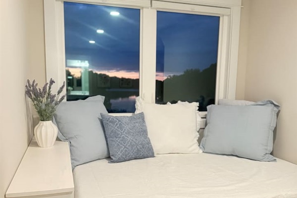 Sunrises or sunsets over the water from this king room are beautiful. This full-size en-suite bed is perfect for toddlers or kids to sleep in the same room as their parents or for a cozy reading nook.