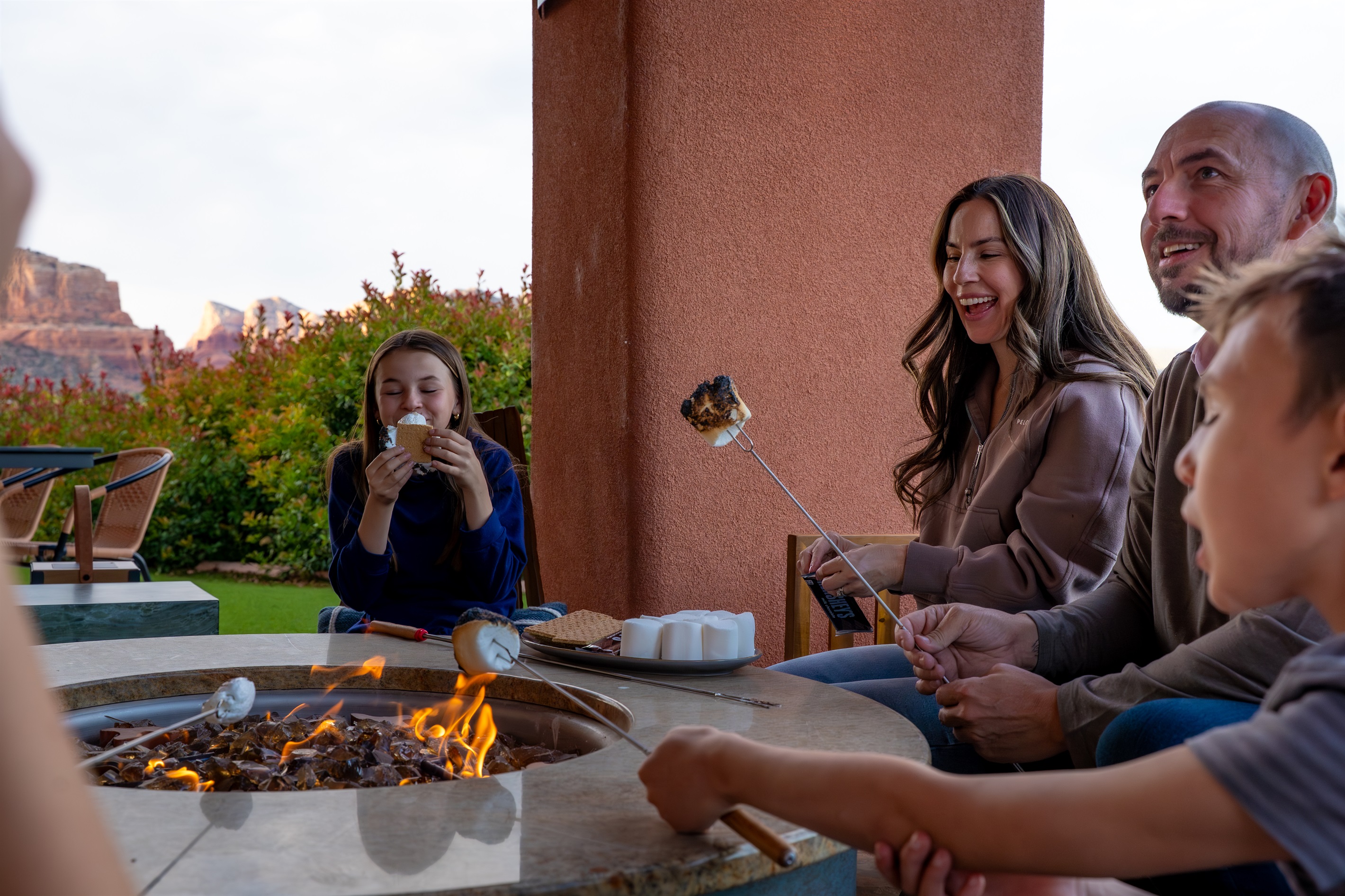 Create unforgettable family traditions. Gather around the stunning gas fire pit for evening s'mores, storytelling, and stargazing under the Sedona sky.