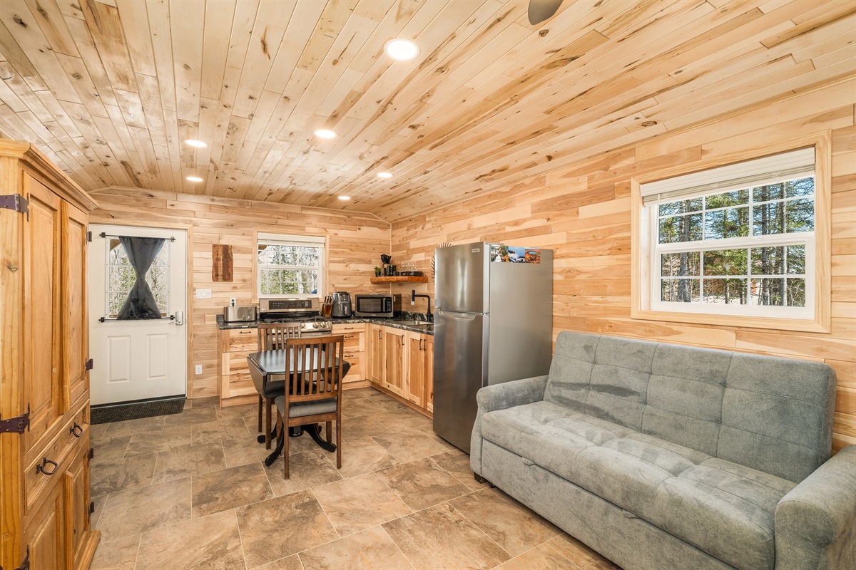 Ridge Cabin- Kitchenette and Dining