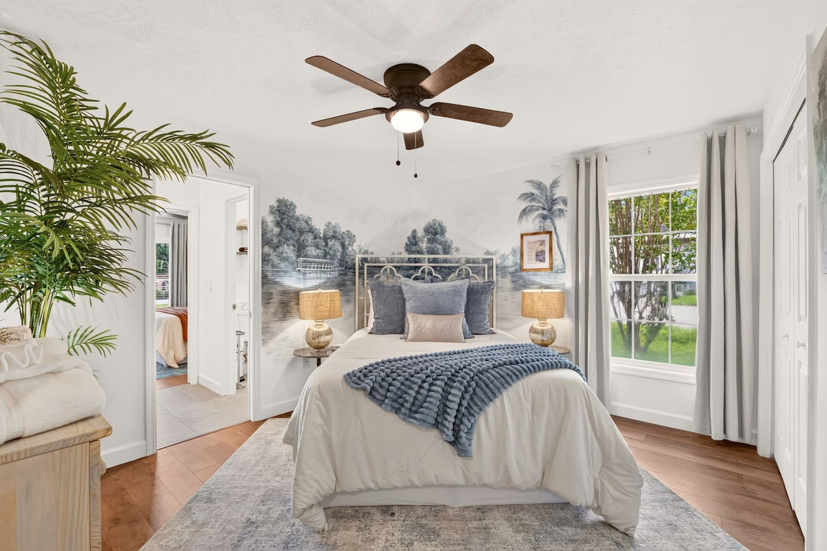 The Silver Springs Room is inspired by the Silver Springs State Park.  Featuring a comfortable queen bed and an amazing mural of the famous Silver Springs glass bottom boat.