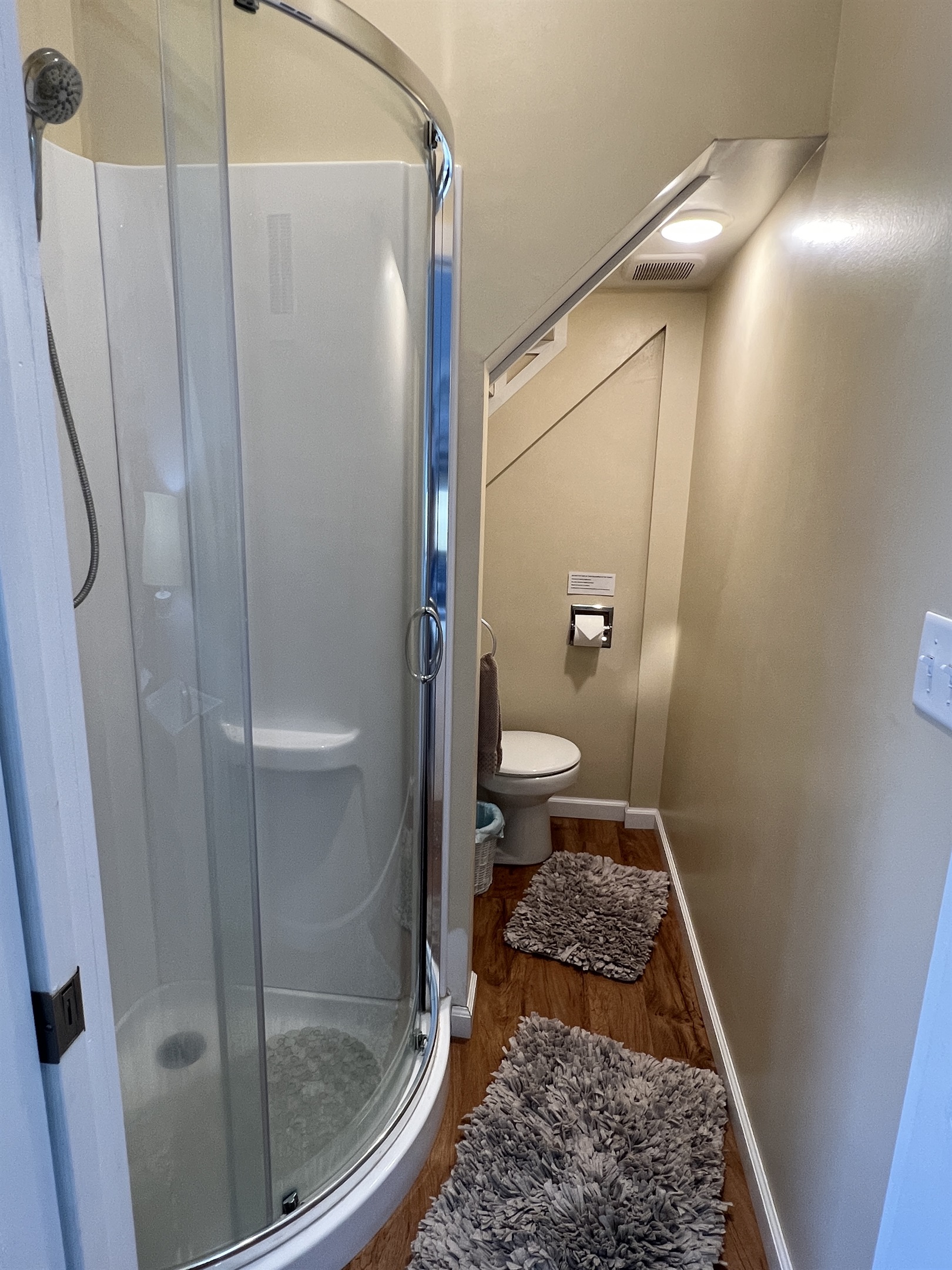 Queen ensuite w/ shower