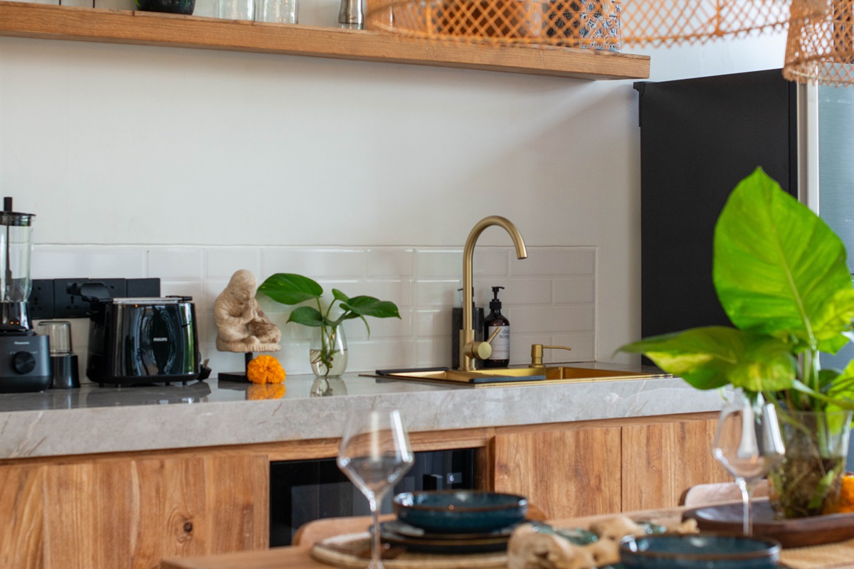 Dining area & kitchen