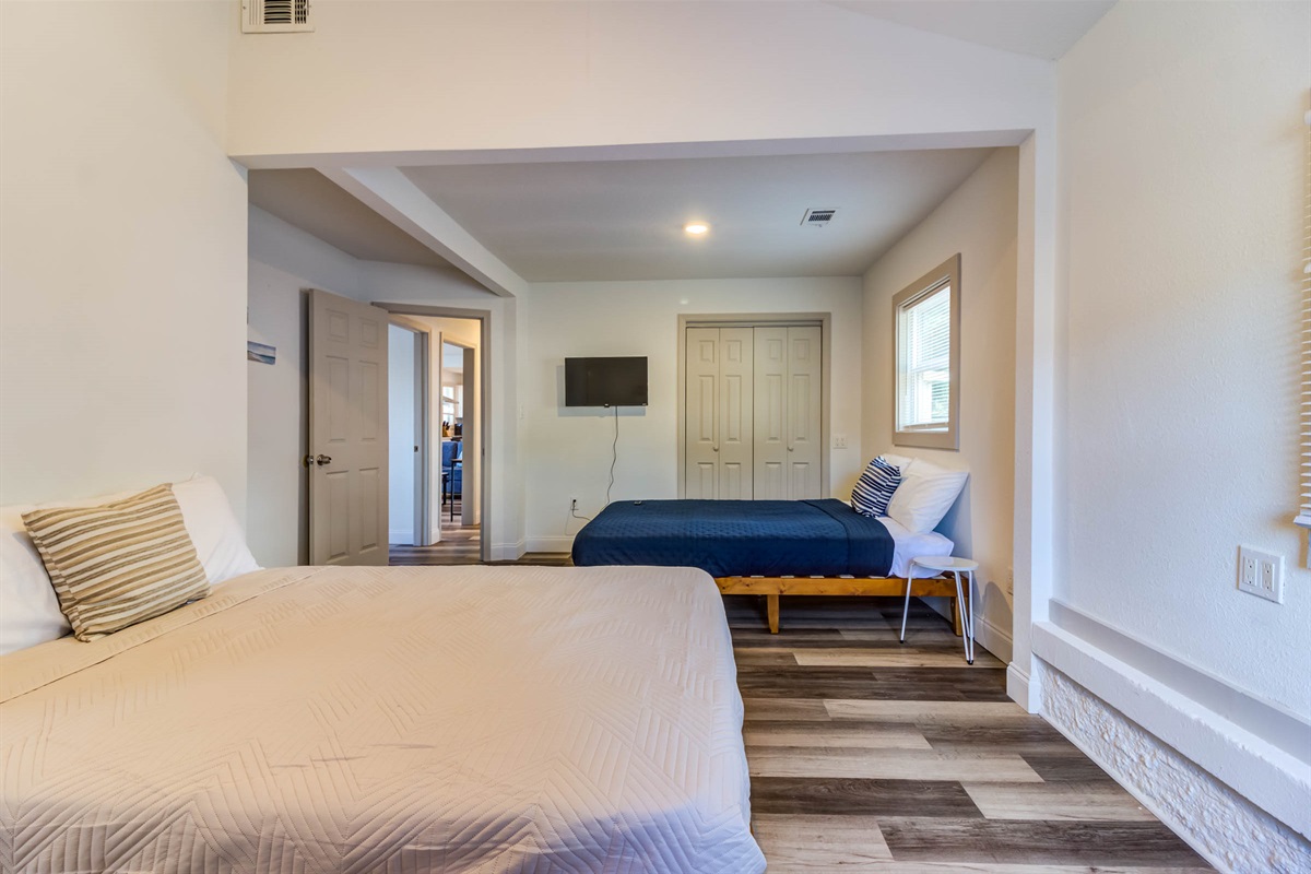 Secondary bedroom w/ closets and Smart TV