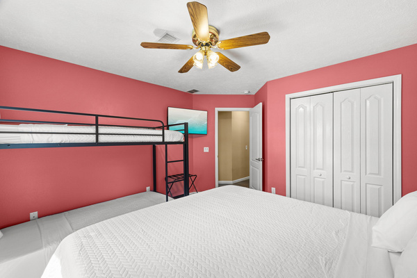 The Bubble Gum Room layout:

Sleeping: 1 King Bed + 1 Set of XL Twin Bunk Beds

Entertainment & Unpacking: 43" wall-mounted smart TV and 2 convenient luggage racks

Tech Perks: Bedside headboard and 2 side tables with built-in USB, USB-C, and 120V charging