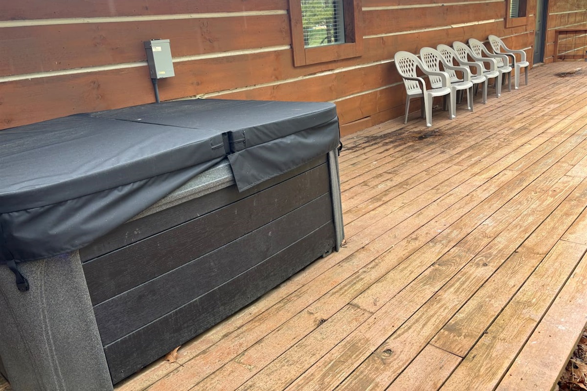 ✅ Relaxing 5 person Hot Tub – Unwind and soak while surrounded by nature